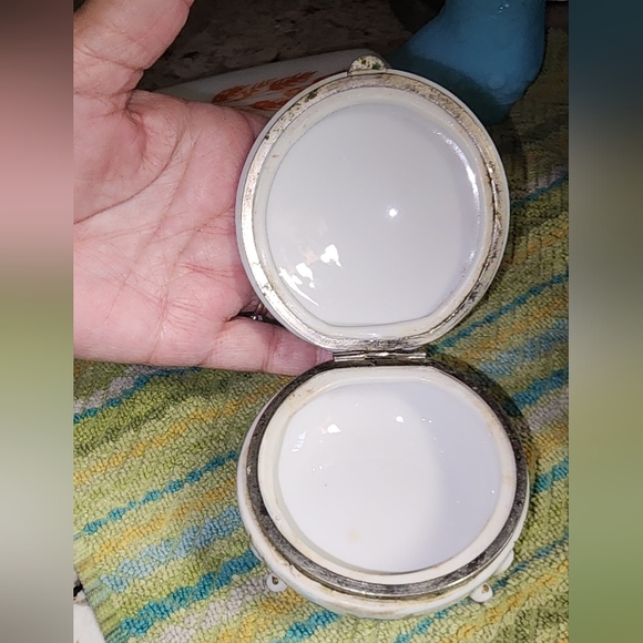 VINTAGE EUC HAND PAINTED NAPCOWEAR PORCELAIN TRINKET FOOTED BOX BLUE FLOWER - Picture 3 of 6